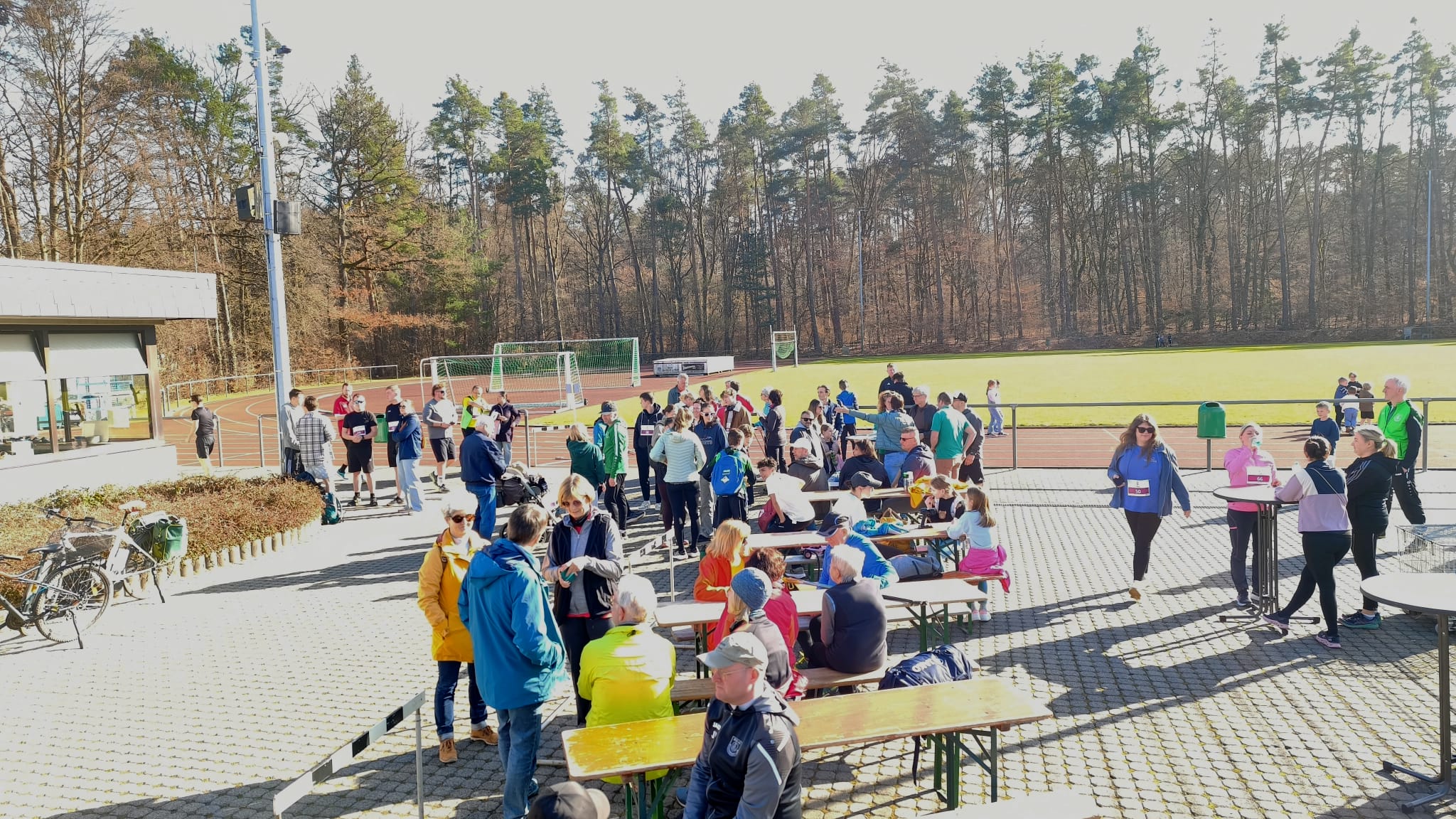 Die Startnummer für die Läufer werden verteilt SV Stockstadt