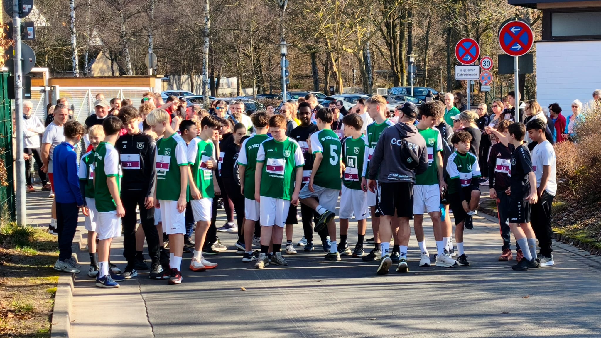 Die C-Jugend an der Startlinie des Spendenlaufs SV Stockstadt