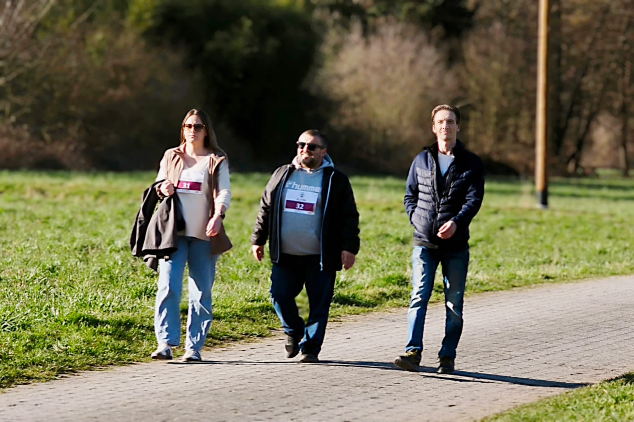 Gruppe von Walkern laufen entspannt beim Spendenlauf SV Stockstadt