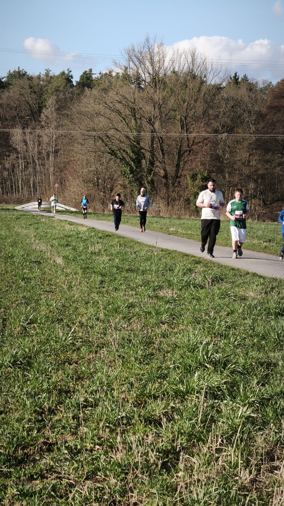 Teilnehmer laufen beim Spendenlauf SV Stockstadt