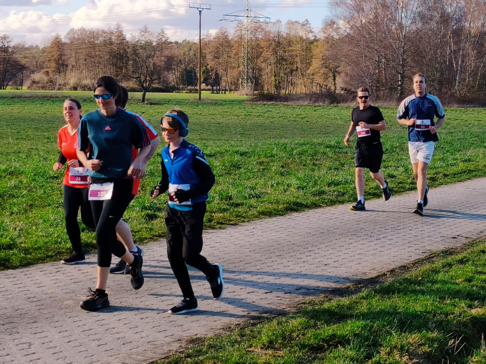 Teilnehmer laufen beim Spendenlauf SV Stockstadt
