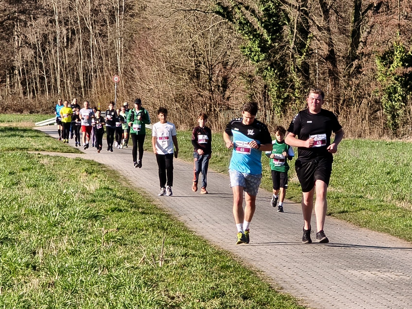 Viele Teilnehmer auf der Laufstrecke beim Spendenlauf SV Stockstadt
