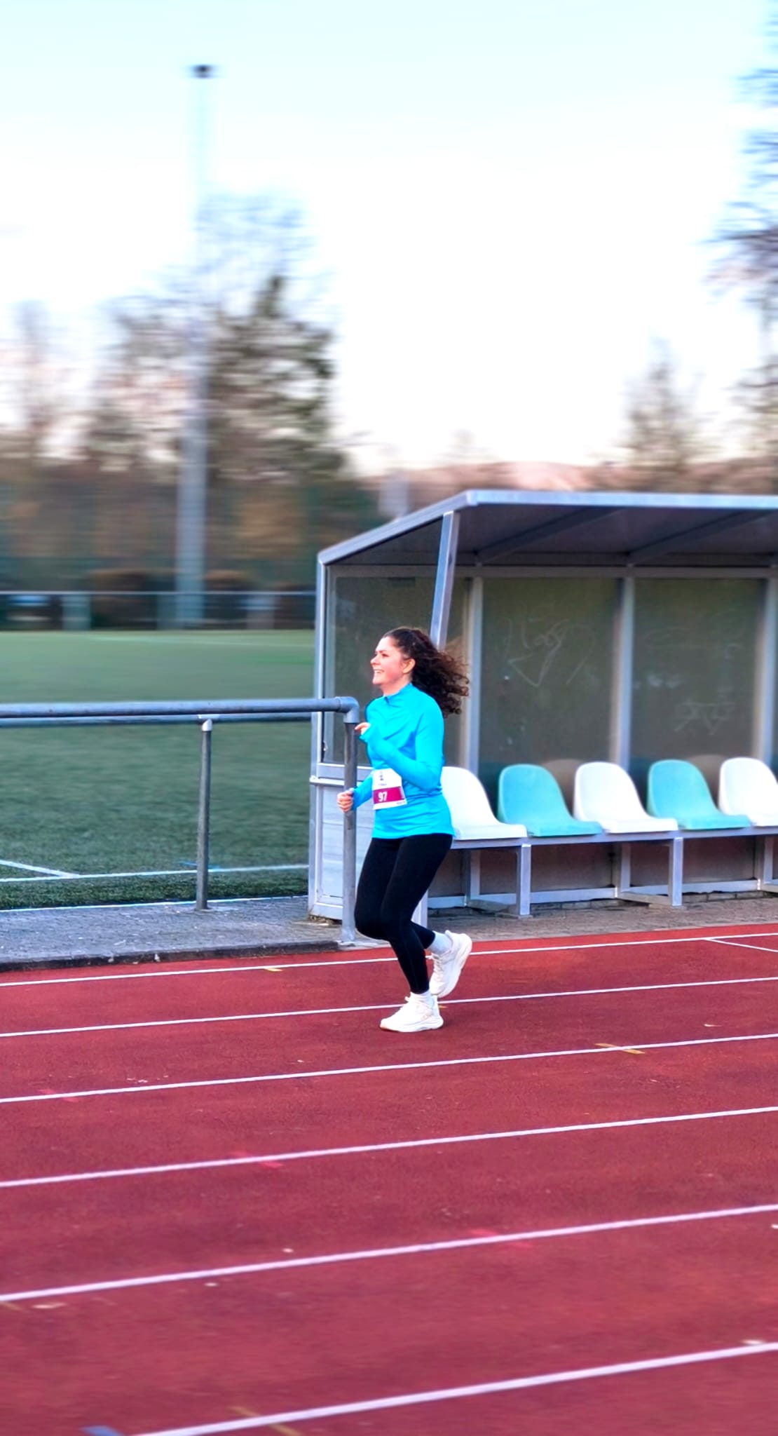 Teilnehmerin auf der Zielgeraden des Spendenlaufs SV Stockstadt