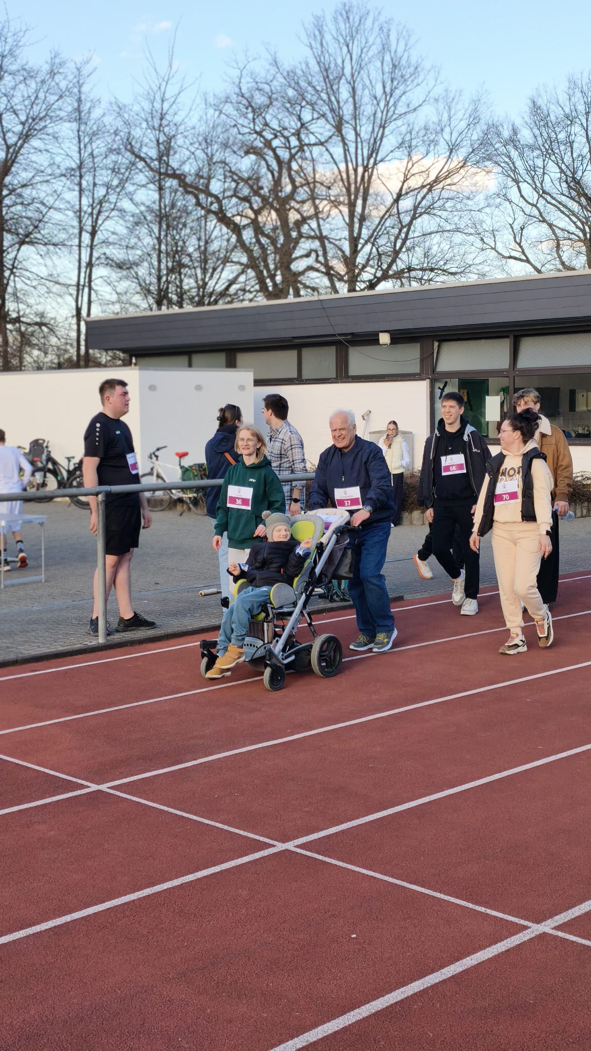 Familie Motiviert auf der Zielgerade des Spendenlaufs SV Stockstadt